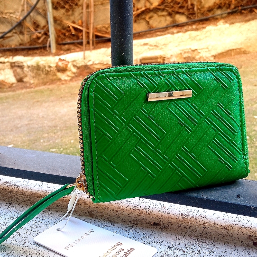 Primark New with Tags Green Wallet - Picture 3 of 8